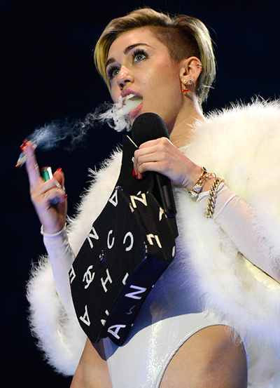 miley cyrus joint pot ema Miley Cyrus craves attention: lights up at MTV EMA